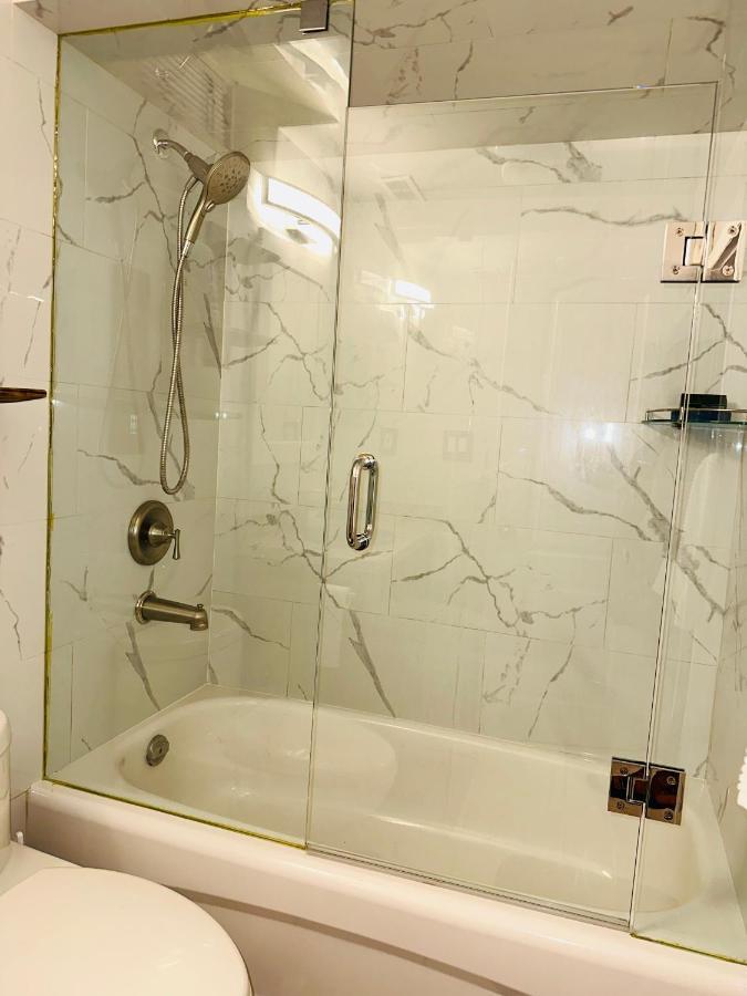 Deluxe Double Room Ii- Hazel Stays Mississauga Exterior photo